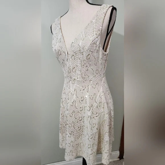 Gold sequined dress - Picture 2 of 8